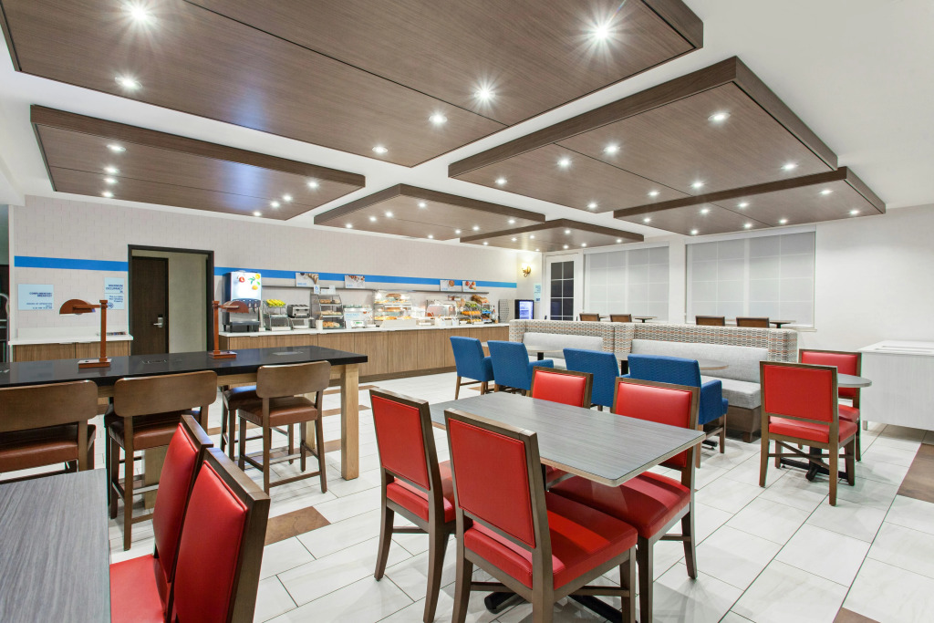 Holiday Inn Express & Suites Oakland - Airport by IHG