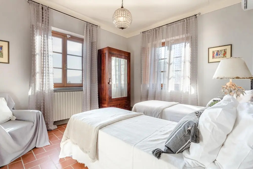 Villa Alberta, Panoramic 4 Bedrooms Farmhouse with Private Pool in Lucca close to Town Centre