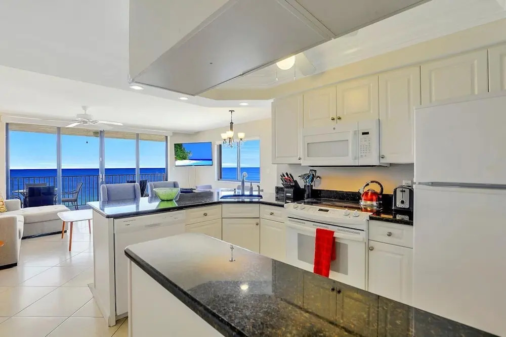 Inviting Beachfront Condo With Pool, spa and Views