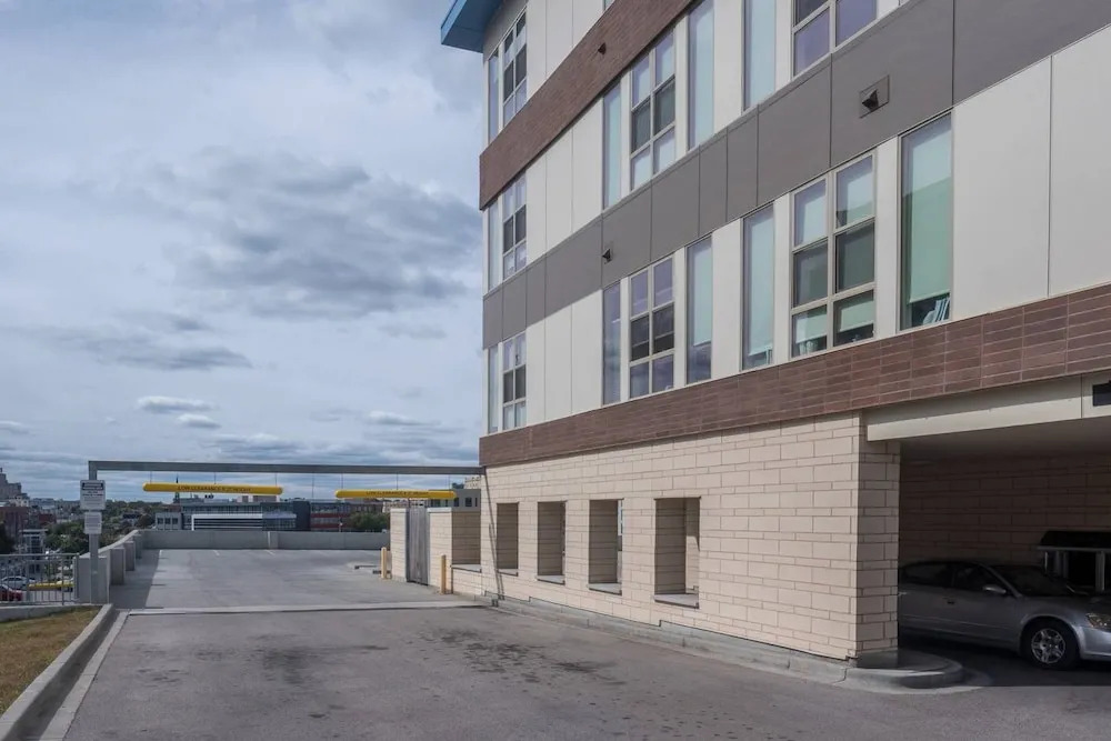 Elegant Open One Bedroom with Parking