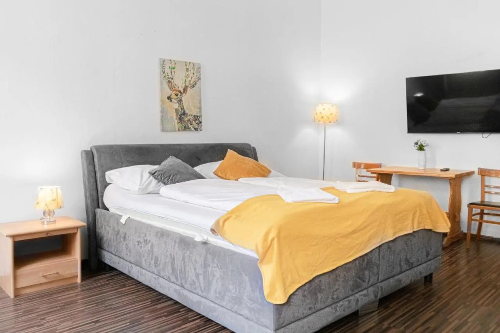 Vivid King Bed Apt - 12 minutes from City Center