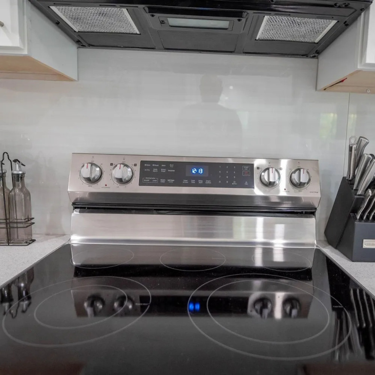 Uhost AI Stylish 1BR Bright Space w Patio