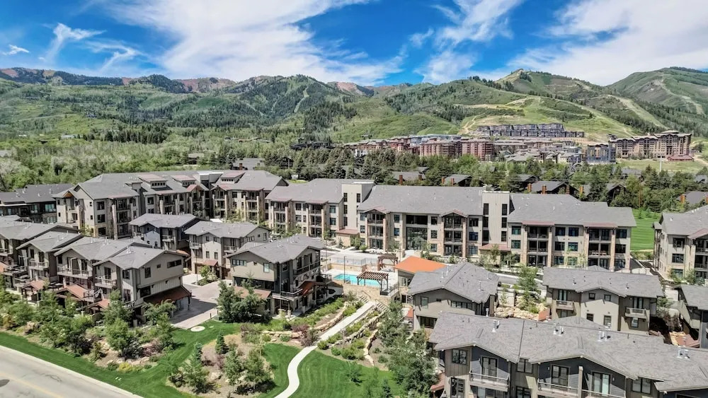 Kokopelli and Kestrel by Avantstay 2 Moderm Condos + Community Pool + Fireplace + Walk to Park City Lifts