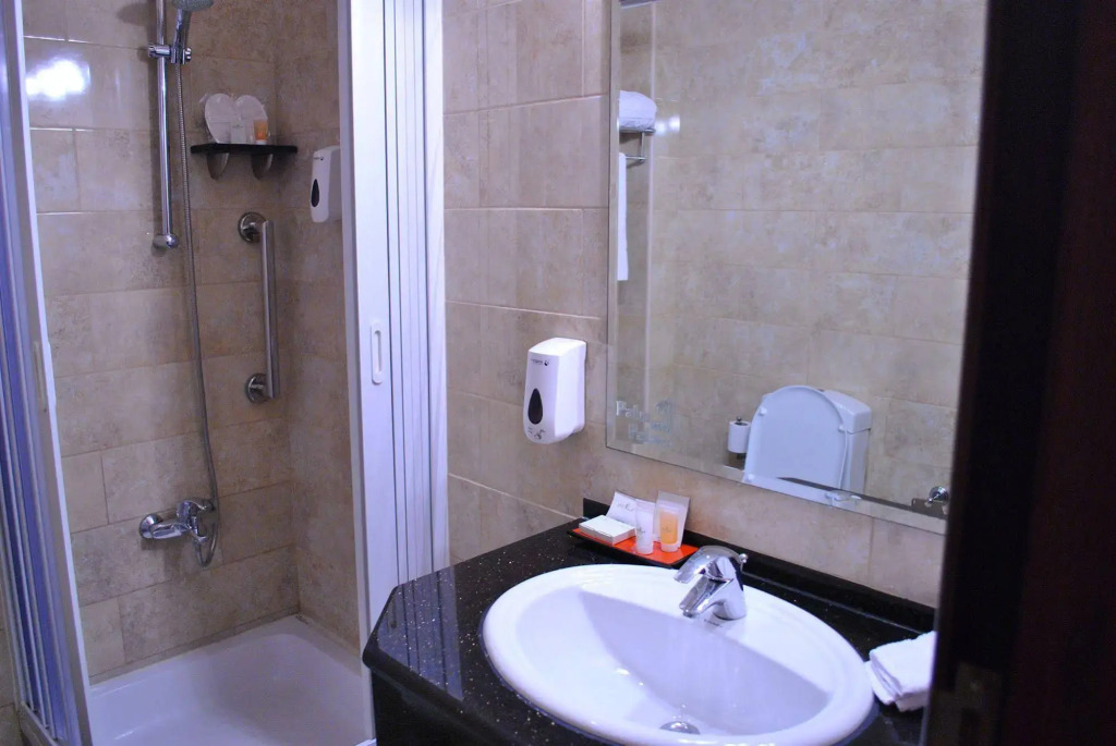 Larsa Hotel