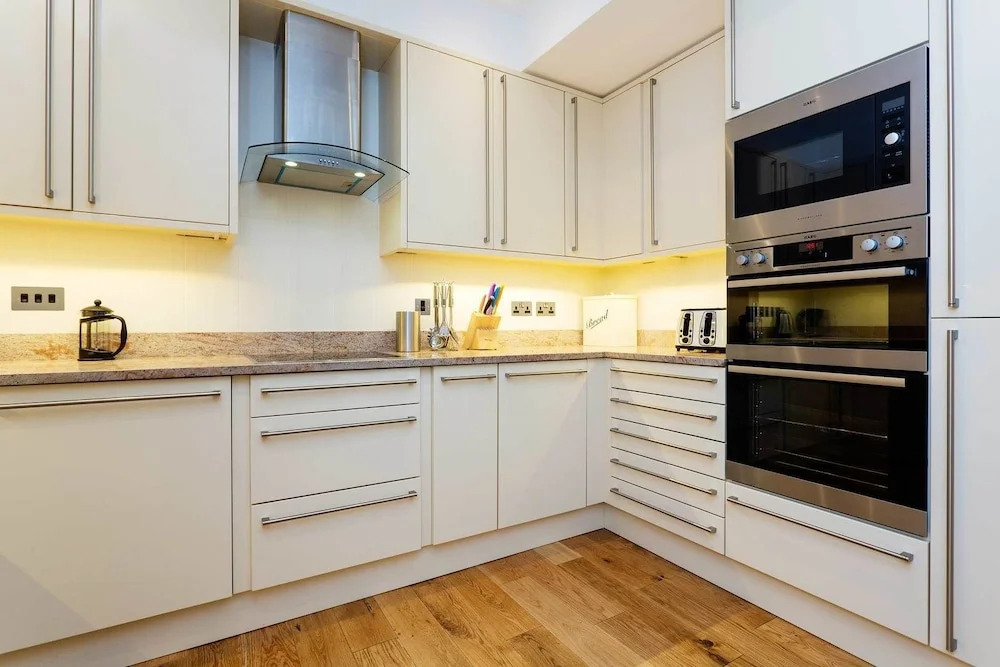 Elgin Crescent Apartment