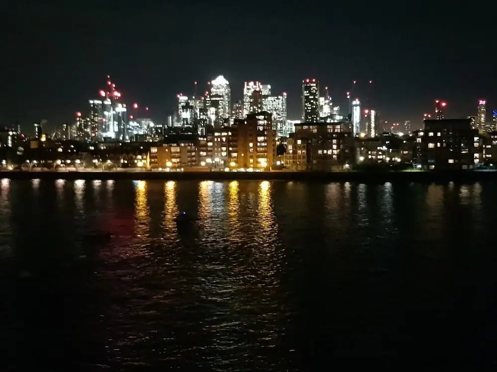 2 Bedroom Apartment on the River Thames