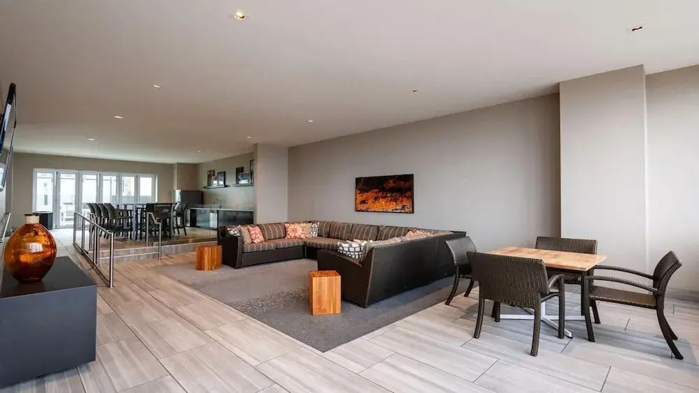 18th FL Stylish CozySuites w/ roof pool, gym #2
