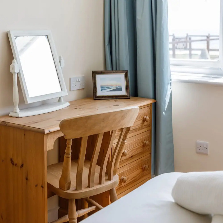 Sunny Seafront Chalet - Sleeps 6