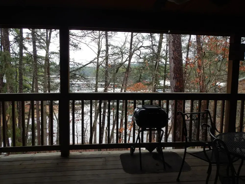 Lake view two bedroom, two bath log-sided cottage with private hot tub overlooking Lake Ouachita. by RedAwning