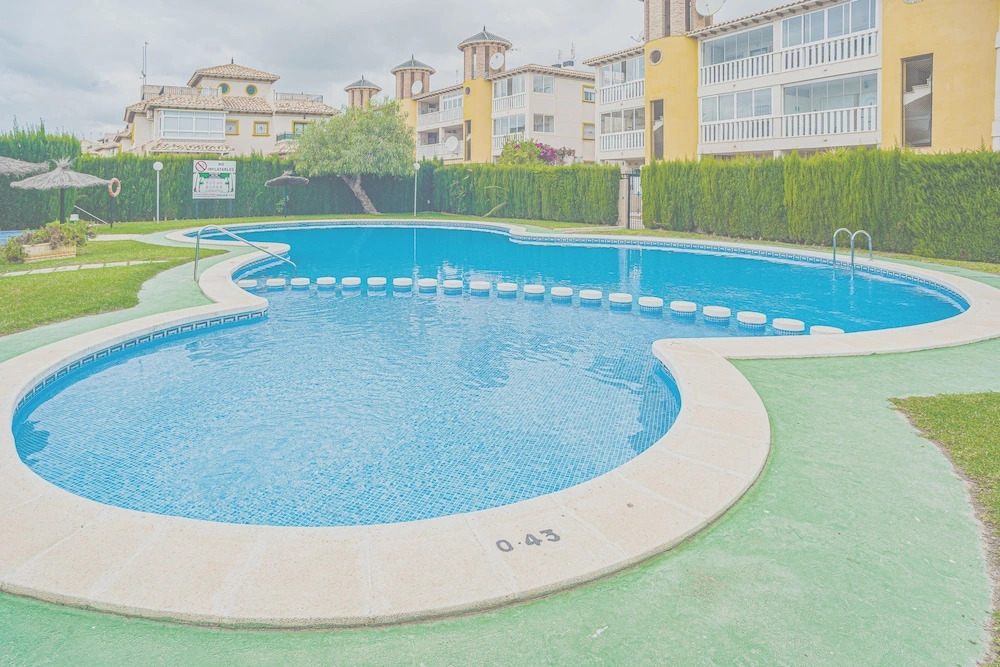 Beautiful 3-bed House With Communal Pool