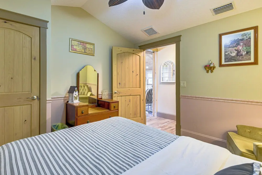 Peaceful 3-bedroom Home w/ Pool in Sarasota