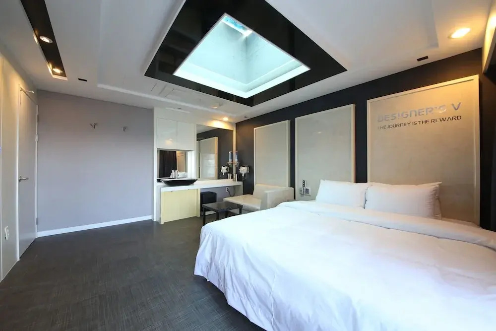 Moonbay Hotel