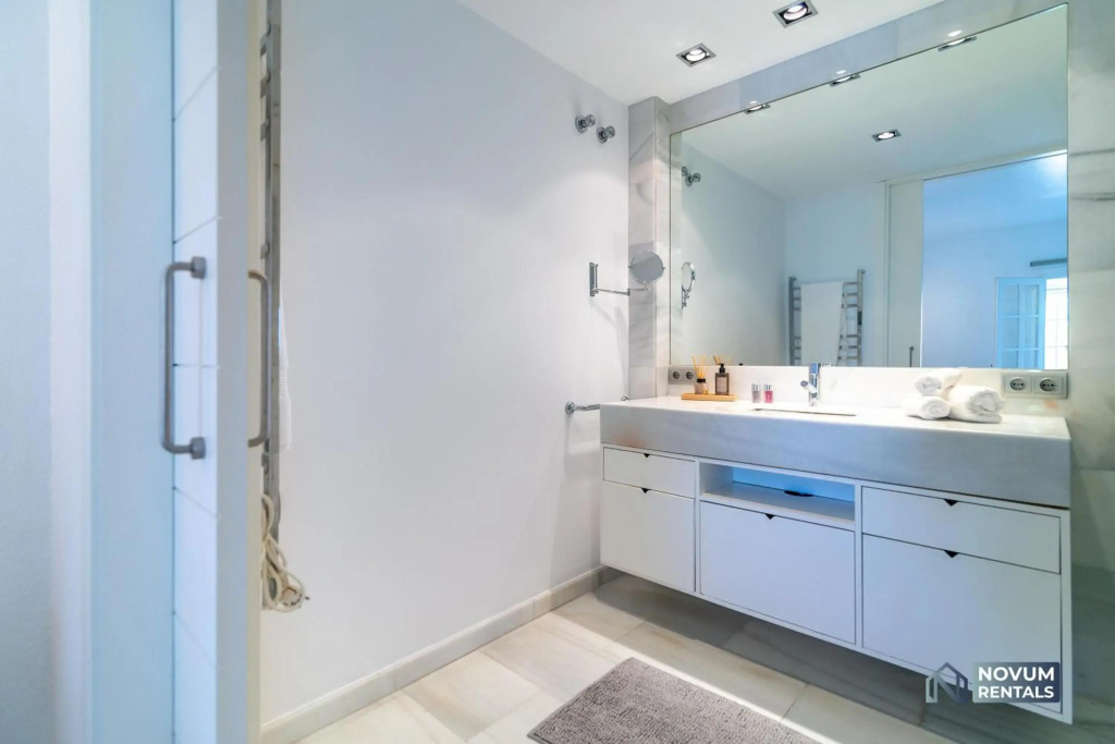 Modern 2 BDRM Apt with Sea Views and Pool