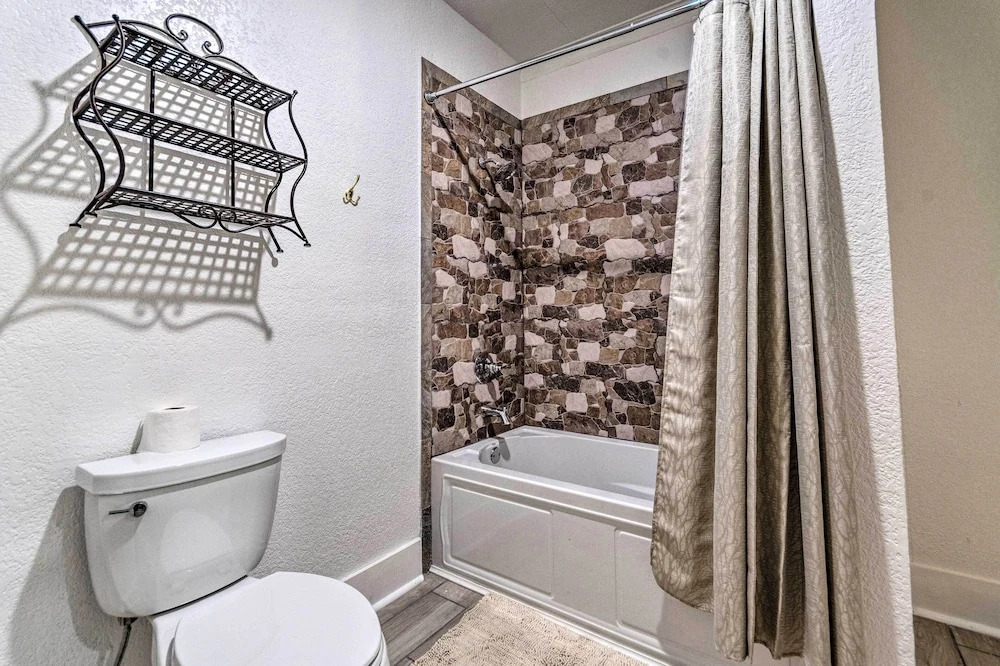 1 Mi to Bathhouse Row: Bright Hot Springs Home!