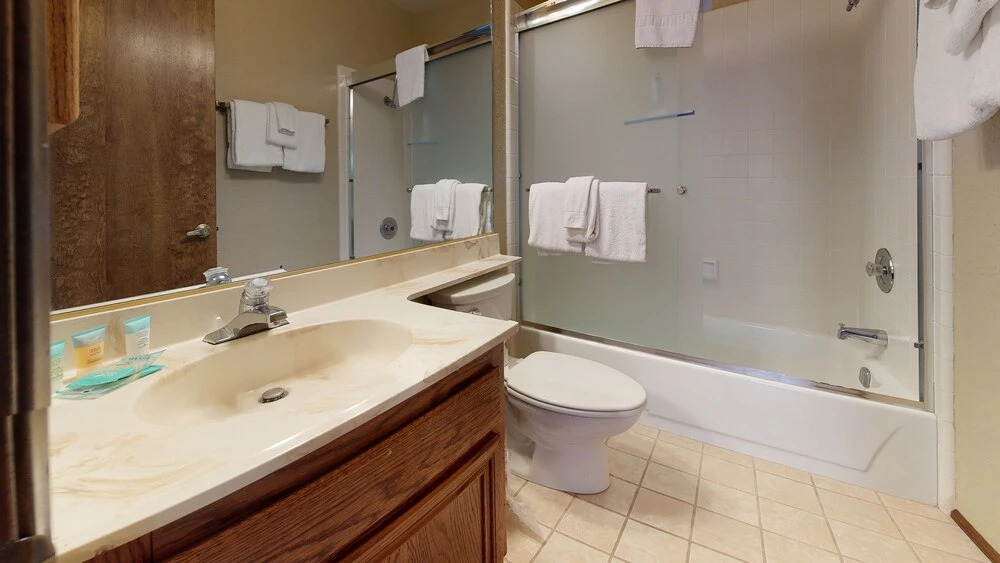 Helios North 6 Spacious and Bright, Pet-Friendly, Walk to The Village Gondola by RedAwning