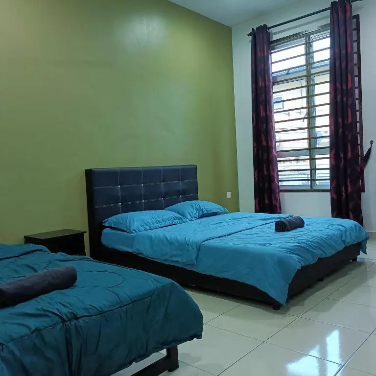 4 Bedrooms Homestay, Fully Aircond in Sendayan by DKAY HOMES I 10-15 pax