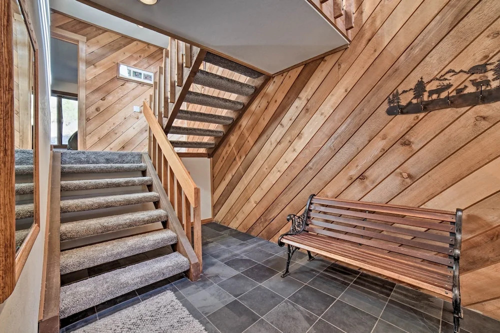 The Mammoth Lodge by Hiking, Lakes, Skiing & More!