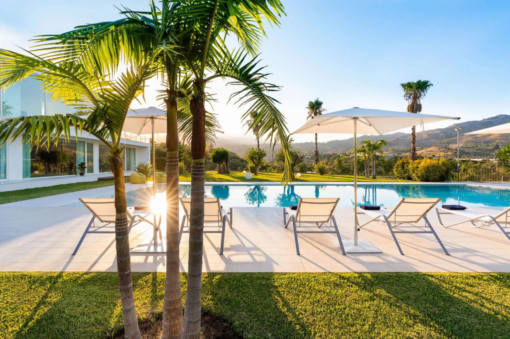 Luxury Villa near Taormina. Pool, gym and welness area.-VILLA CONTEMPORANEA