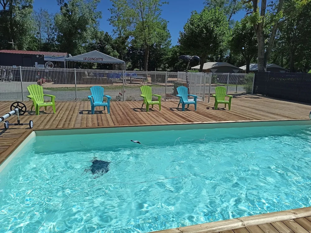 TONNEAU HERBERGEMENT INSOLITE AU CAMPING DES NIERES