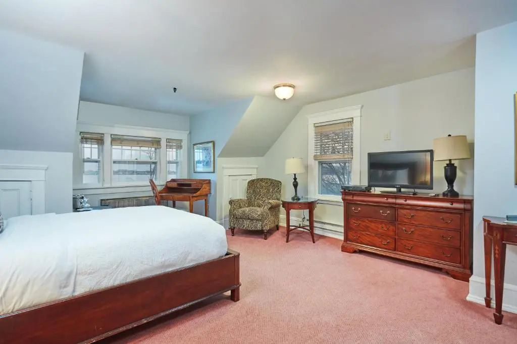 Inn at Longshore