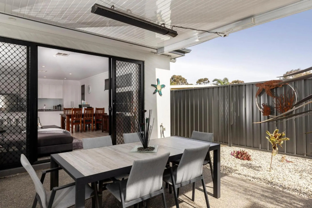 Cozy Getaway, King Bed with TV, NBN, Nespresso Coffee Machine