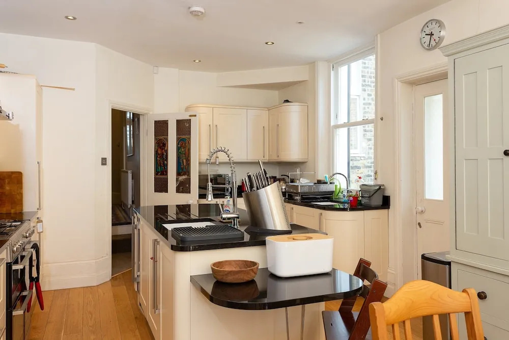 4 Bedroom Home In South London