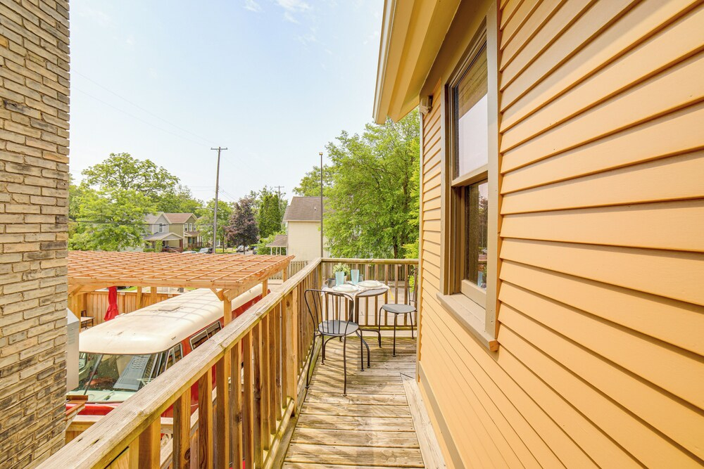 1 Mi to Dtwn Grand Rapids: Chic Condo w/ Balcony!