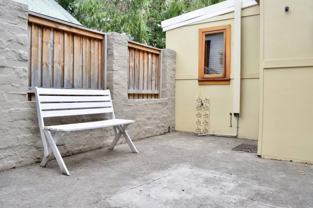 Stylish Cute Cottage in McMahons Point