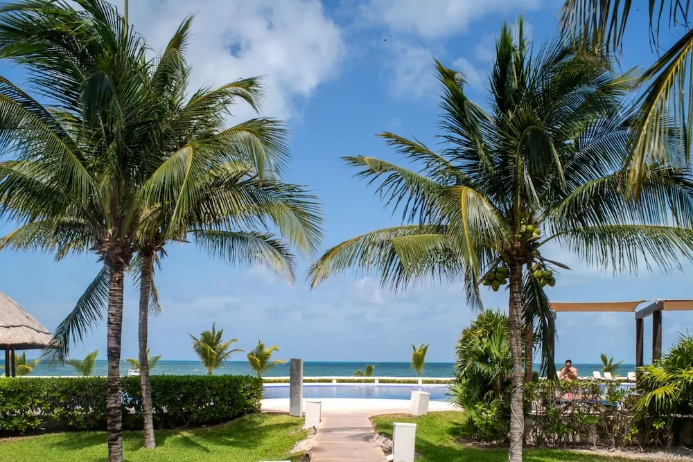 MAREA Beachfront 2 BDR - Stunning Oceanview