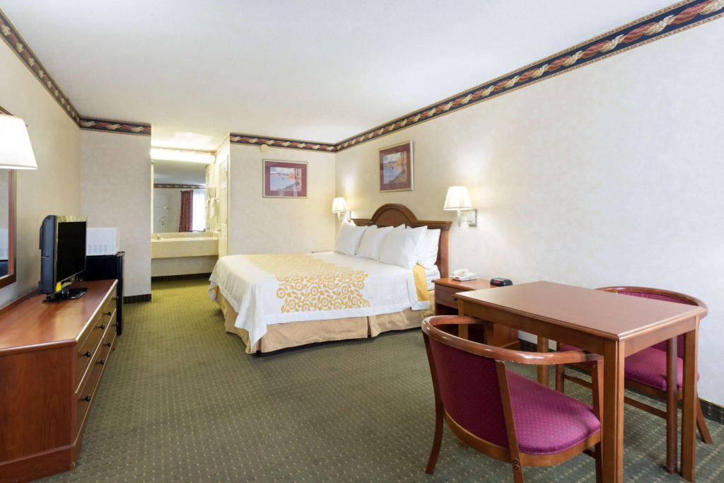 Days Inn by Wyndham Clinton