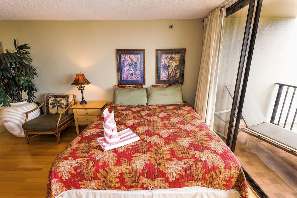 Kaanapali Shores Studio 642 Studio Bedroom Condo by RedAwning