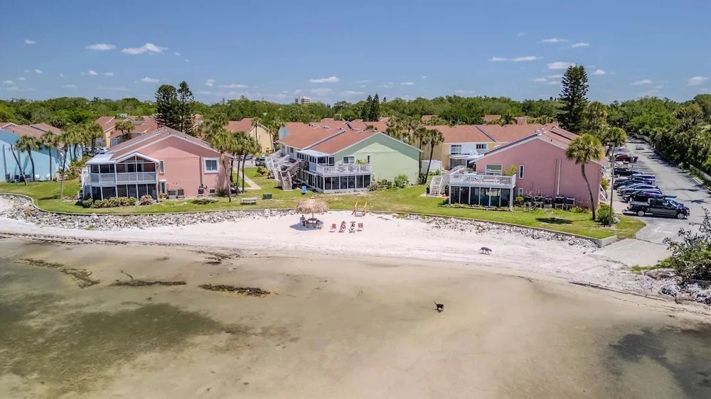Your own Tropical Resort Heated Pool Pickleball