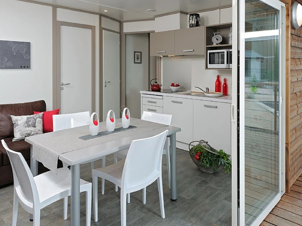 Beautiful Chalet With AC and Covered Terrace, Near the Beach