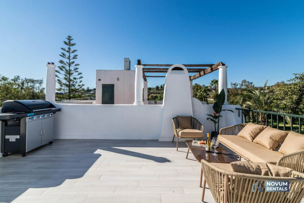 TOP RENOVATED 3-BDRM TOWNHOUSES with POOL, BBQ & ROOFTOP TERRACES
