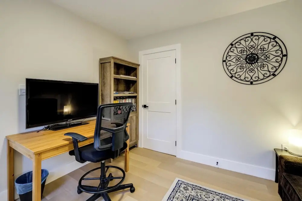 Walk to Metro & Dtwn Silver Spring! Sleek Apt