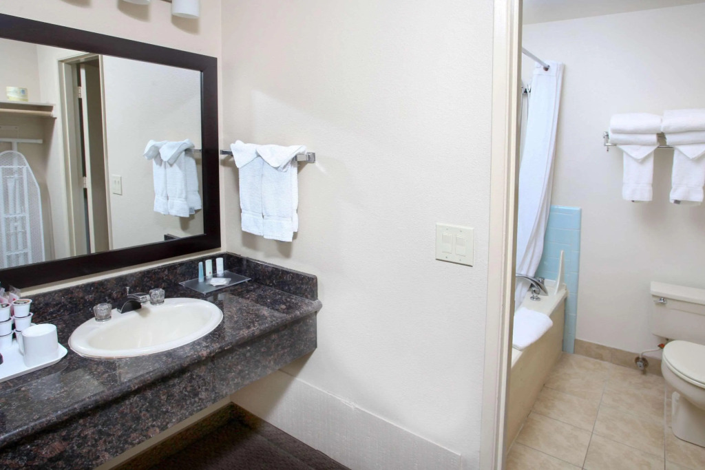 Clarion Inn Surfrider Resort
