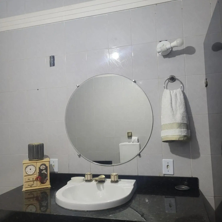 Cantinho do SOSSEGO, a 2 km da praia de Itapuã, no centro da cidade, wifi, ideal para CASAL