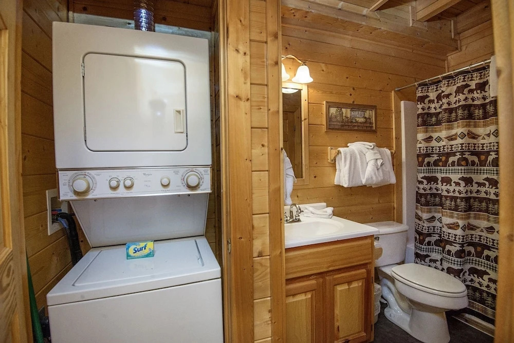 ER228 - Locker's Lodge Great Location - Close To Town! 1 Bedroom Cabin by RedAwning