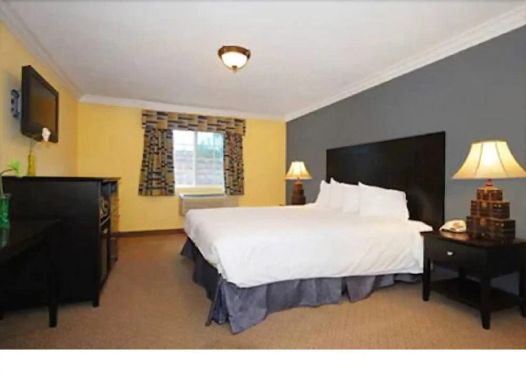 Solaire Inn & Suites