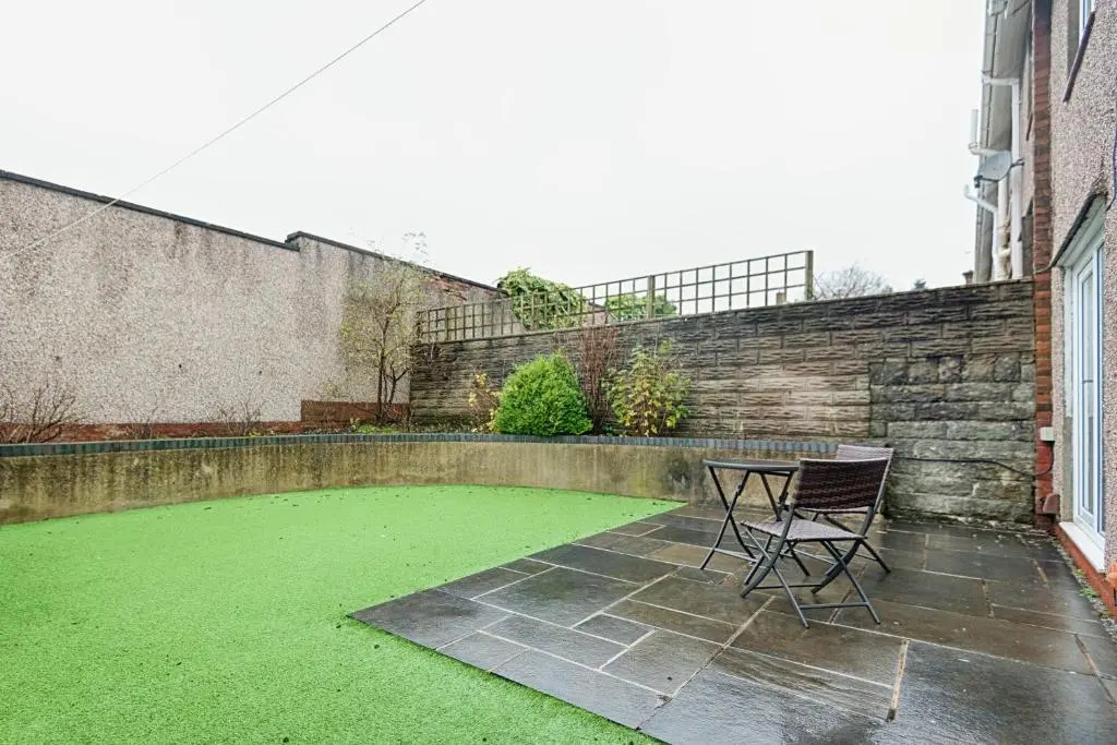 Singleton House parking and garden