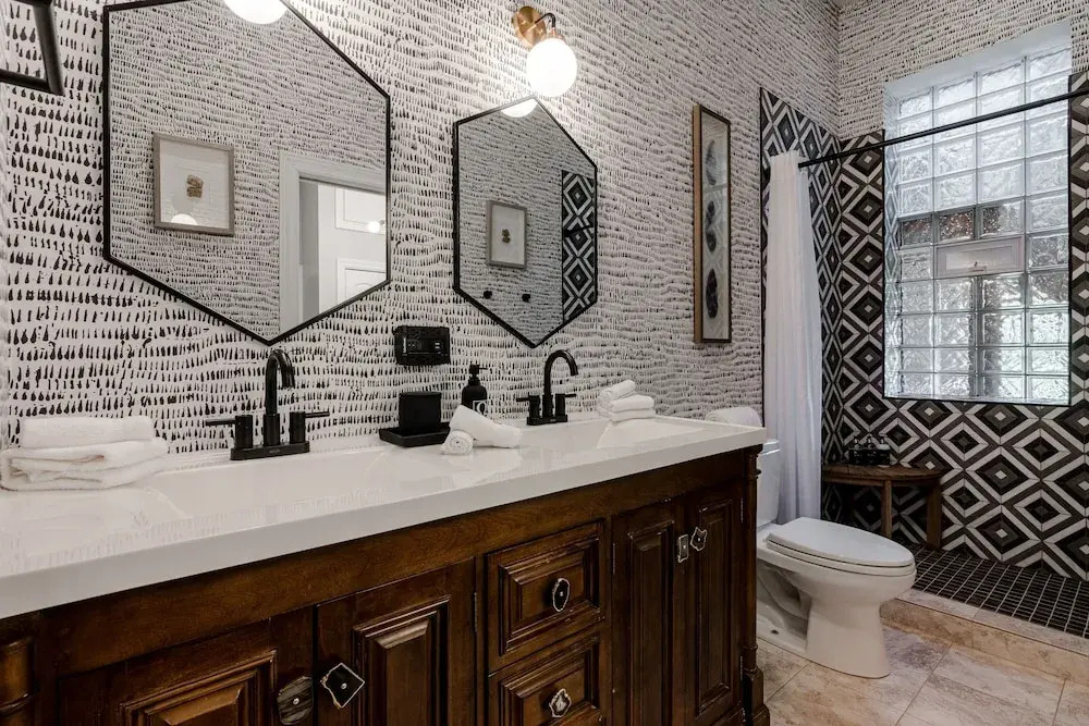 Modern Luxury 4 Bed 3.5 Bath with Garage Parking by AllSet Turnover