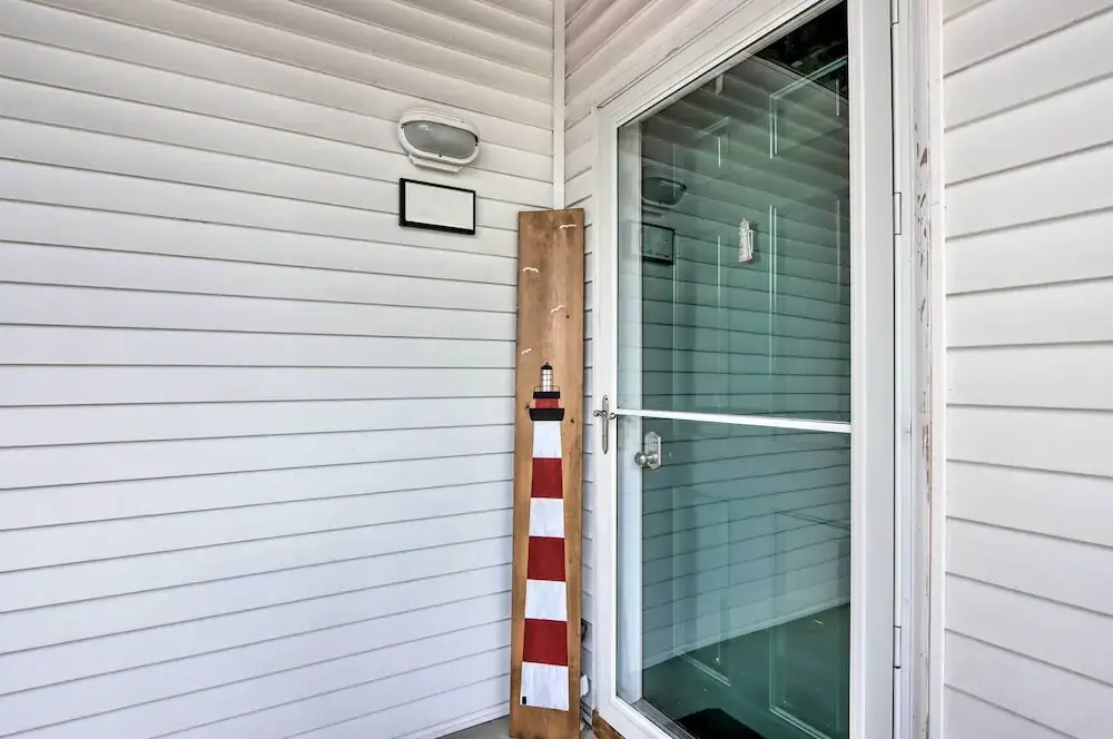 Balcony & Seasonal Pool: Lakefront Ozark Condo