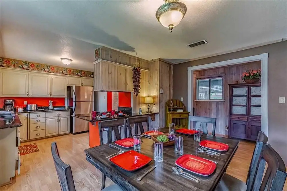 Mustang Hideaway - Three Bedroom Cabin