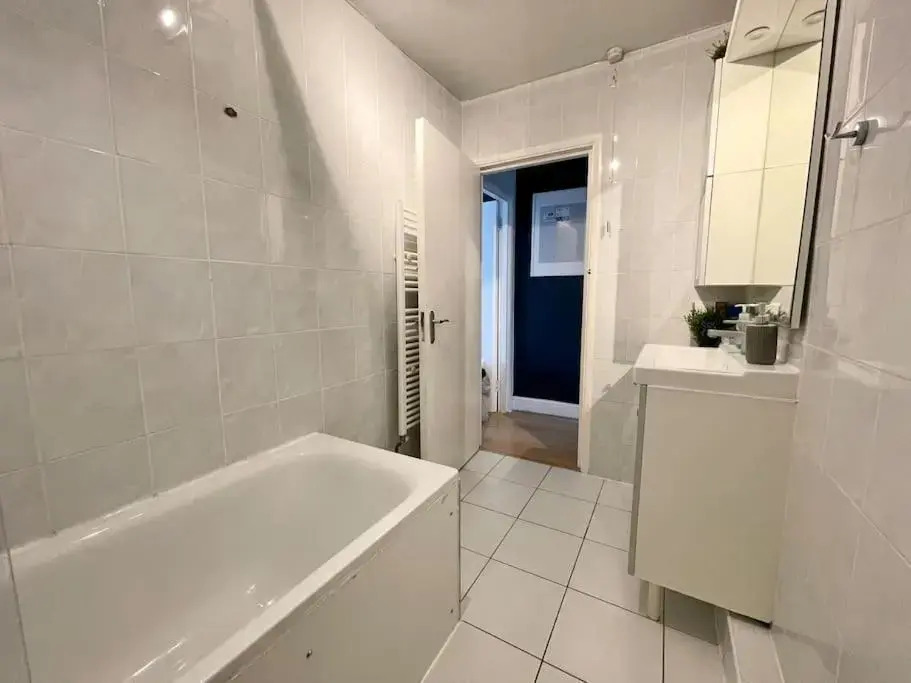 *New* Beautiful 2 Bedroom House in Central Location
