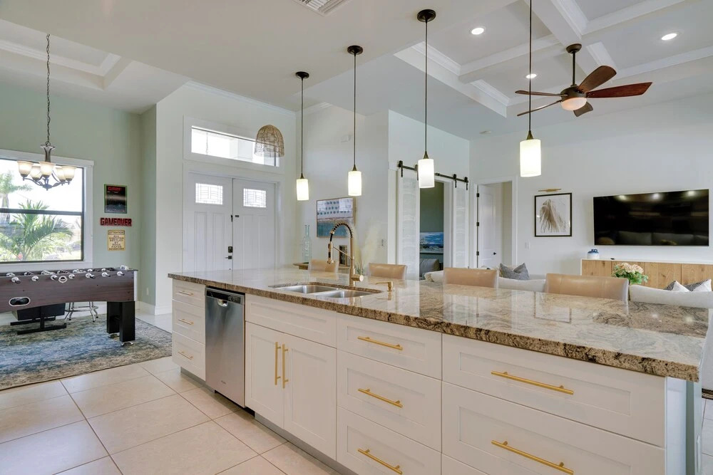 Pool & Gulf Access Canal: Chic Cape Coral Home!