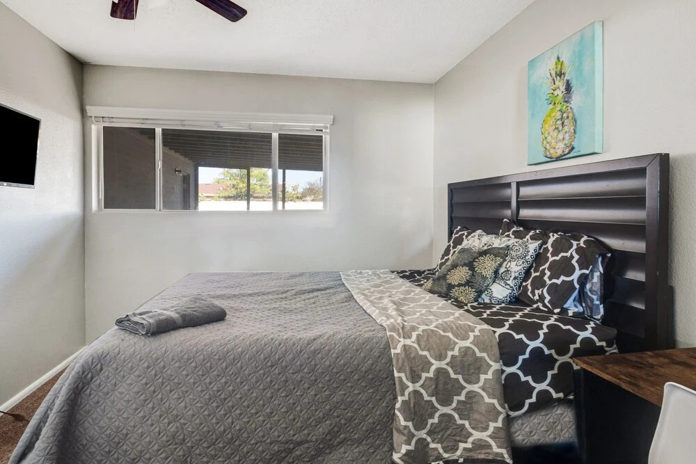 Cozy Papago Home In Old Town Near Zoo, Casino, Golf, And More! 5 Bedroom Home by Redawning
