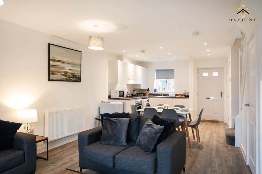 Spacious 3 Bed House with Parking & WiFi