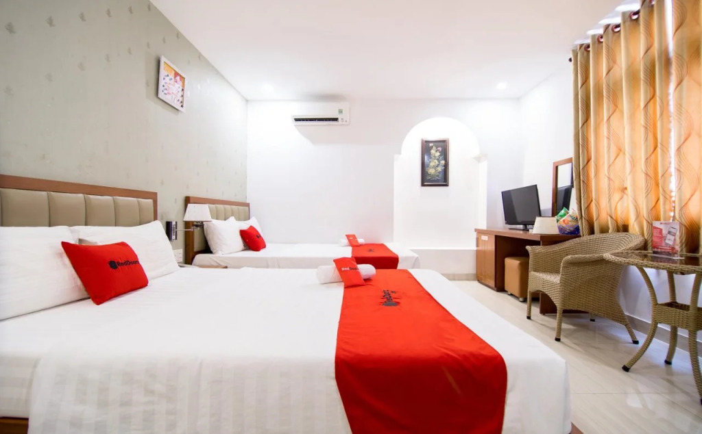 RedDoorz Plus @ Trung Son Residence
