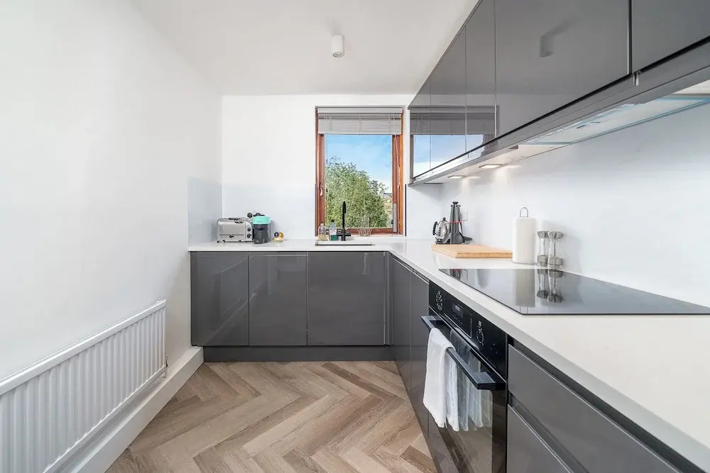 Chic 2BR Battersea Flat - Terrace & Pet-Friendly