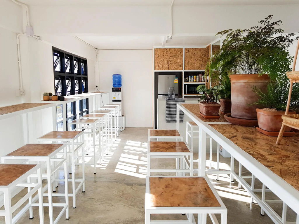 Baan Phuen Hostel & Rooftop Bar